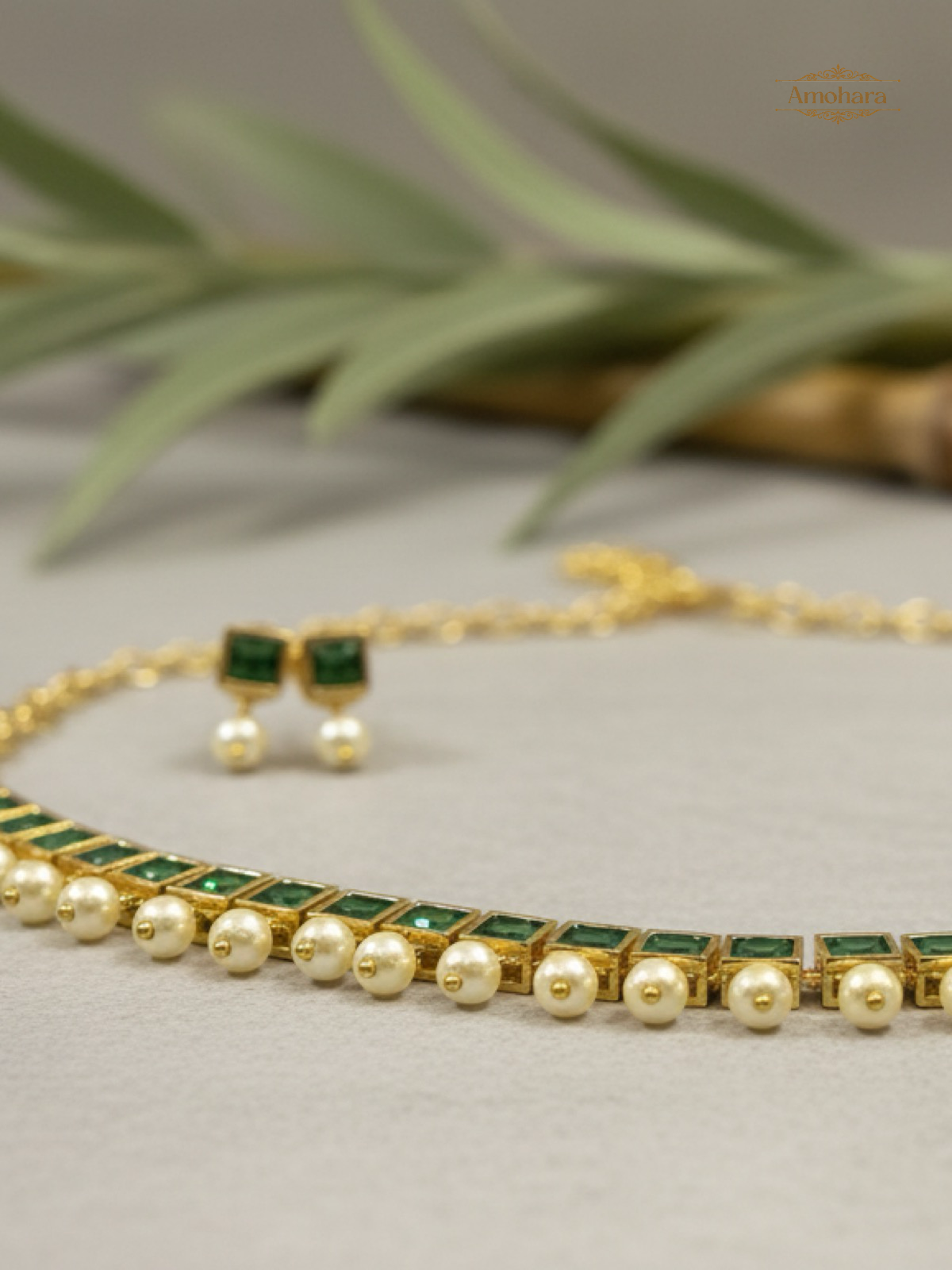 Emerald-green stone Panchaloha necklace set with pearl drops