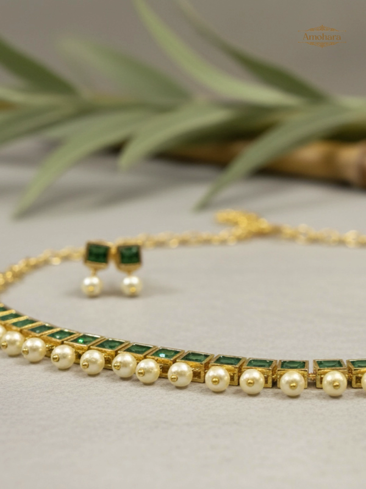 Emerald-green stone Panchaloha necklace set with pearl drops